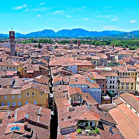 In Historic Apartamento Lucca